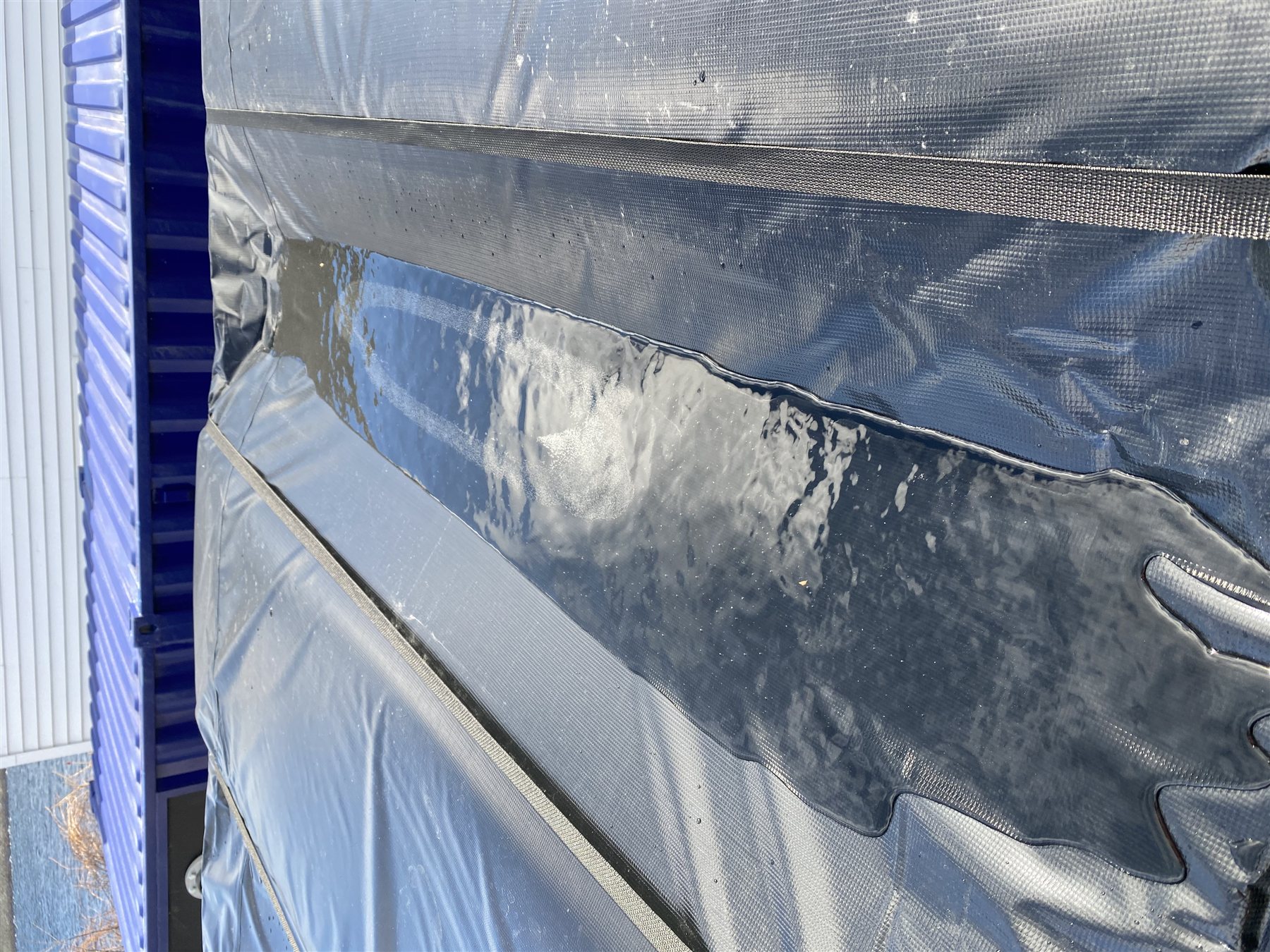 Detail of a frac tank heating blanket seam and overlap